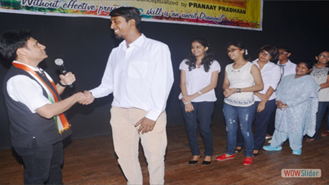 Student Mr.Prasad Rane handshaking with Mr.Gautam Garry Guptaa