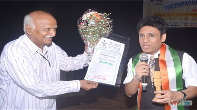 Gautam Garry Guptaa receiving the token of Service Excellence by Retd.Sr (B.A.R.C).Mr.R.K.Gupta