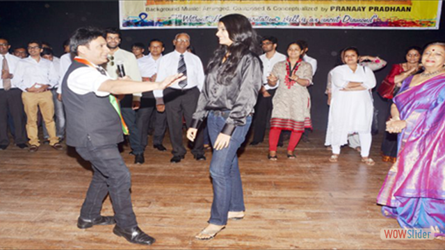 Student Ashwariya Calligrapher & Trainers dancing